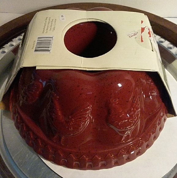 37.   Paula Deen 9" Cranberry Rooster Shaped Fluted Mold New - Picture 2 of 3